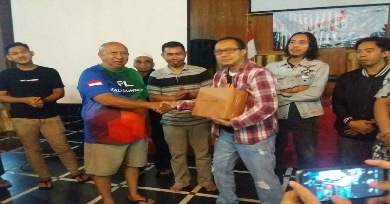 Pemimpin Umum Joglo Group, Rio Sarwono memberikan hadiah kepada juara satu Futsal