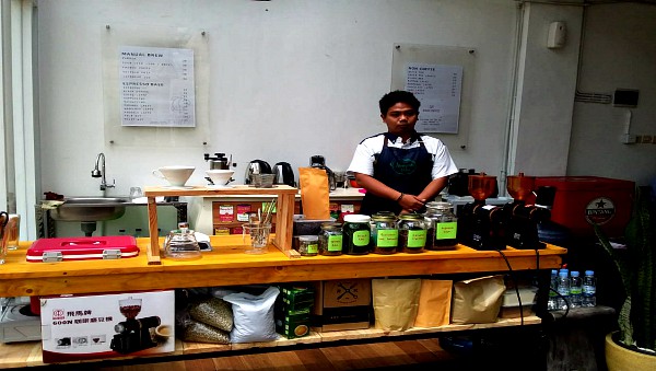 Salah satu pelayan Riang Coffe sedang menyiapkan kopi kepada pengunjung yang datang.(Foto:Istimewa)