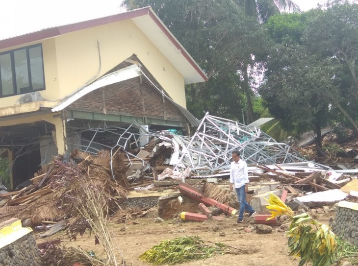 Hari Pertama Kerja, Jokowi Jenguk Korban Tsunami Di Lampung Selatan