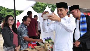 Tinjau Mekaar di Bekasi, Presiden Ingatkan Pentingnya Yel-yel Mekaar Dilaksanakan