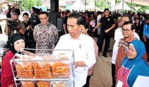 Tinjau Mekaar di Jakpus, Jokowi Optimistis Akan Banyak Yang Naik Kelas ke KUR
