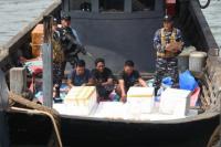 KRI Patimura-371 Gagalkan Penyelundupan 7000 Ekor Belangkas di Perairan Aceh Timur