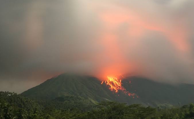 Gunung Karangetan Meletus, Pemkab Evakuasi Warganya