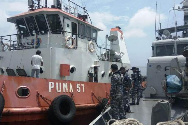 KRI Sigalu-857 Tangkap Kapal Tongkang Muat Kayu Ilegal di Perairan Tanjung Balai Asahan