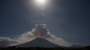 Tunjukan Aktivitas Vulkaniknya, Gunung Agung Kembali Meletus