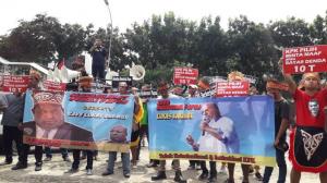 Massa Pendukung Gubernur Papua Tuntut KPK Untuk Meminta Maaf