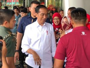 Jokowi Bagikan Sertifikat Tanah di Pasar Minggu dan Bintaro
