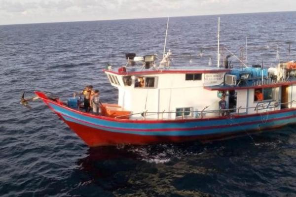 KRI Teuku Umar-385 Tangkap Kapal Ikan Asing di Perairan Zona Ekonomi Eklusif Indonesia