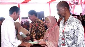 Bagi Sertifikat di Bogor, Jokowi: Percepat Sertifikat Supaya Tidak Ada Sengketa