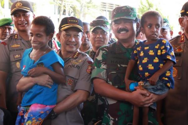 Panglima TNI Tinjau Posko Pengungsi Korban Bencana Banjir di Sentani