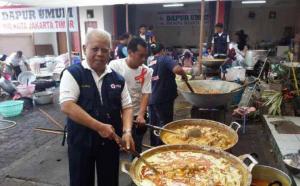 Terdampak Banjir Kali Ciliwung, Sudin Jaktim Bagikan Bantuan Makanan