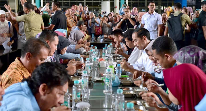 Makan Siang Bersama Buruh, Jokowi Berharap Peringatan May Day Kondusif