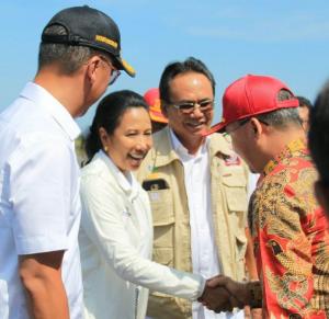 Menteri Rini Tinjauan Langsung Perbaikan Listrik Untuk Korban Banjir Bengkulu