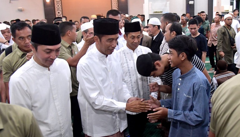 Presiden Jokowi Laksanakan Salat Tarawih Pertama di Bogor