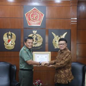 Mendagri Beri Penghargaan Bagi Anggota TNI yang Gugur Saat Pemilu Serentak 2019