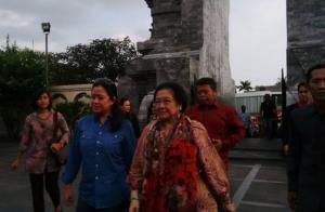 Bersama Putrinya, Megawati Hadiri Prosesi Permakaman Ibu Ani