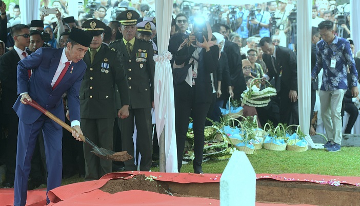 Pimpin Pemakaman Ani Yudhoyono, Presiden Jokowi: Flamboyan Akan Tetap di Hati Kita