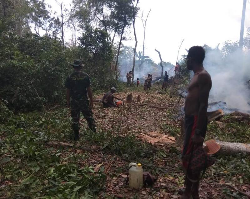 Yonif 411 Kostrad Bersama Masyarakat Yakyu Buka Jalan Baru Menuju Perbatasan