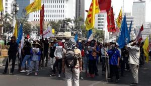 Massa Kembali Padati Jalan Medan Merdeka Menuntut Pembatalan UU KPK dan RKUHP