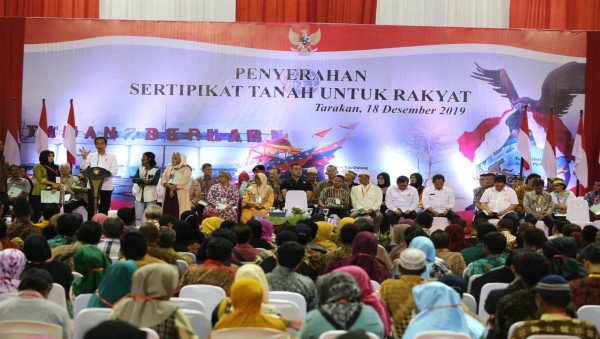 Presiden Jokowi Bagikan Sertifikat Tanah di Tarakan Kalimantan Utara