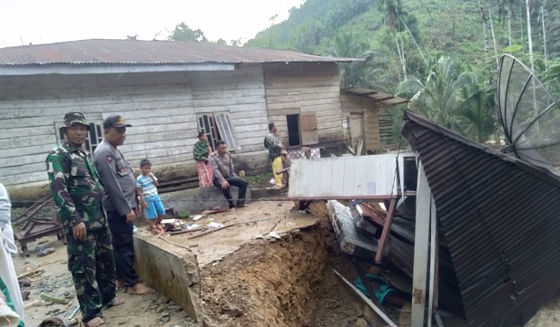 Tim Gabungan Cari 1 Keluarga Hilang dalam Banjir Bandang di Labura