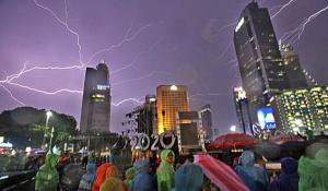 BMKG: Hujan Lebat Disertai Petir Masih Guyur Jakarta Selama 3 Hari ke Depan