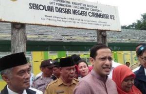 Mendikbud Bagikan 100 Paket Bantuan Sekolah di Kabupaten Bogor