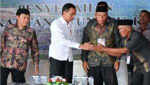 Presiden Jokowi Serahkan Sertfikat Tanah Kepada Masyarakat di Natuna