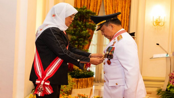 Tito Karnavian Terima Penghargaan Darjah Utama Bakti Cemerlang dari Presiden Singapura
