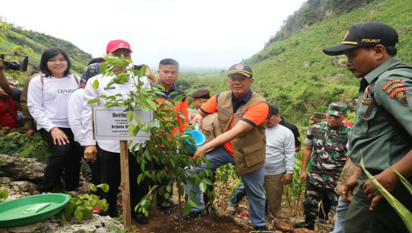 Doni Monardo dan Gubernur Ganjar Tanam Pohon Selamatkan Generasi Bangsa