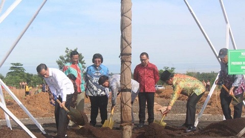 Peringati Hari Pers Nasional, Jokowi Tanam Pohon