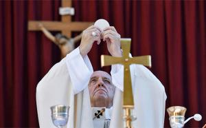 Paus Fransiskus Tolak Pria Menikah Ditabiskan Jadi Imam Katolik di Amazon