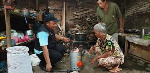 Rumah Tangga di Desa Antusias Gunakan Pellet Kayu sebagai Alternatif Energi Bersih
