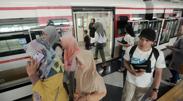 Akibat Banjir, LRT Jakarta Sehari Angkut Belasan Ribu Penumpang