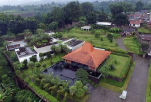 Jadi "Buron Abadi", Begini Potret Kemewahan di Garasi Villa Tersangka Suap Rp46 Milliar