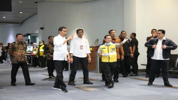  Presiden Jokowi Tinjau Sterilisasi Bandara Soekarno- Hatta Demi Cegah Corona