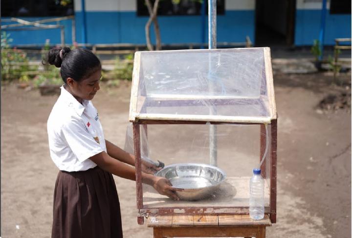 Bikin Bangga! Kisah Osin, Gadis Lembata yang Ubah Air Laut Jadi Air Tawar