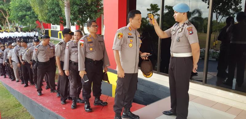 Personel Polda Kepri Jalani Pemeriksaan Suhu Tubuh