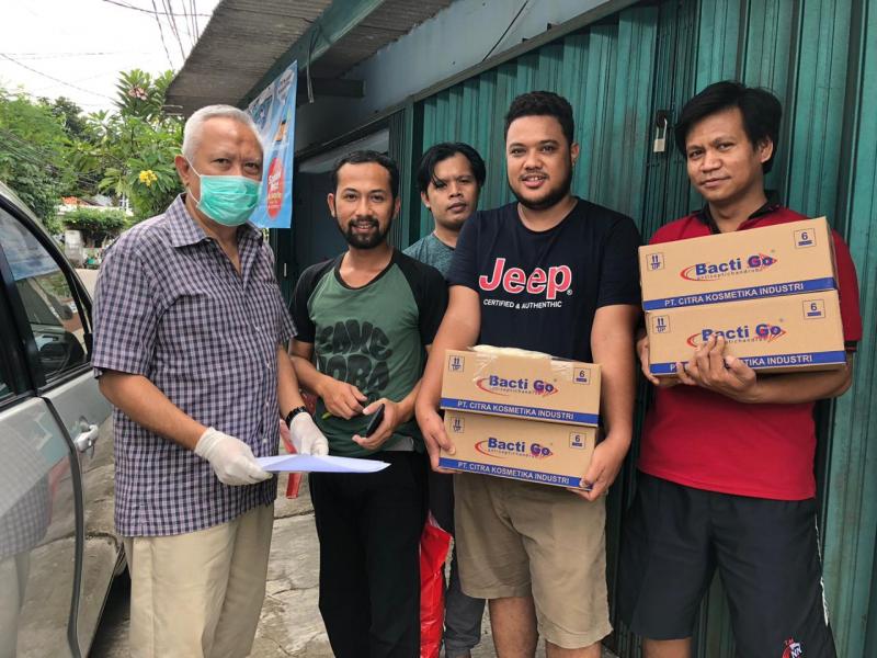 Jejaring Alumni Airlangga Bergerak Serempak, Sebarkan Ribuan Hand Sanitizer ke-6 Provinsi