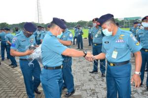 Komandan SATLINLAMIL Surabaya Bagikan Masker untuk Tingkatkan Preventif Corona