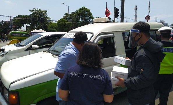 Relawan Gugus Tugas Bagikan Nasi Kotak, Kita Tidak Bisa Biarkan Pemerintah Bekerja Sendiri