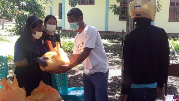 Kelompok Perempuan Peduli Covid-19 di Labuan Bajo Bagikan Bantuan untuk Warga