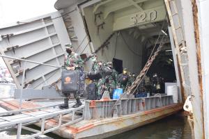 KRI Teluk Bintuni 520 Debarkasi Tenaga Kesehatan TNI AL Dukung Satgas Covid-19