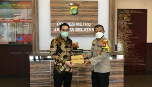 Pengusaha Millenial Jakarta Serahkan Ribuan Masker dan Hand Sanitizer ke Polres Jaksel