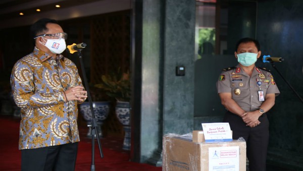 Mendagri Tito Salurkan Bantuan untuk RS. Bhayangkara Said Sukanto