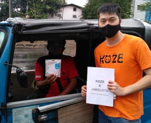 Koze Indonesia Bagikan Ratusan Masker untuk Warga Informal di Jalanan