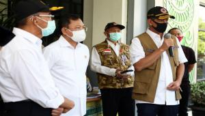 Kunjungi Kalimantan Selatan, Ketua Gugus Tugas Serahkan Bantuan Penanganan Covid-19