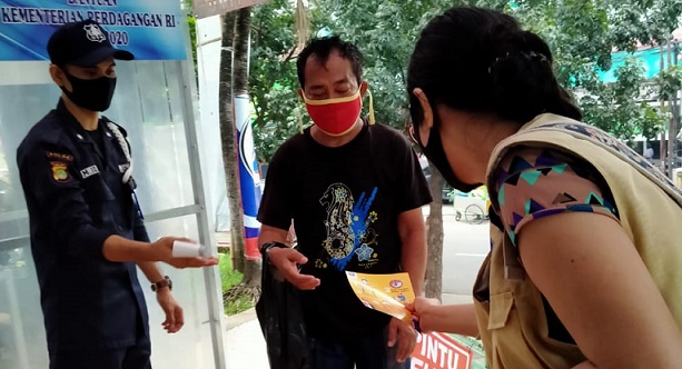 Relawan Gugus Tugas Soft Launching Program Pasar Tangguh di Pasar PSPT Tebet, Jakarta