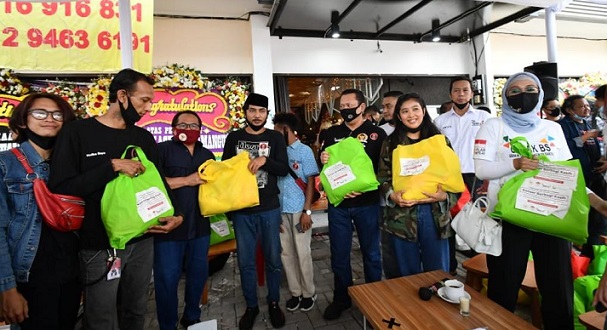 Bamsoet Bersama Komunitas MBI Salurkan Paket Sembako untuk Komunitas Seniman Jalanan