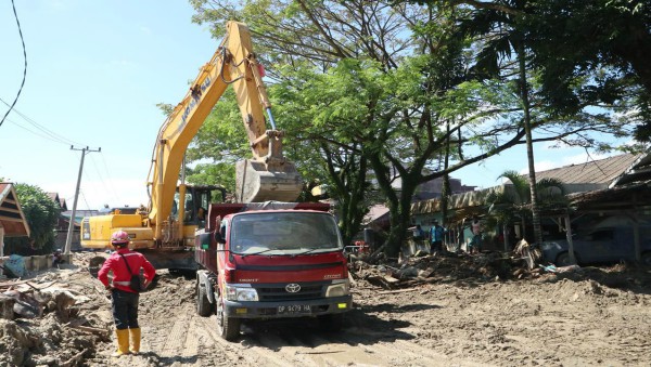 BNPB: Masyarakat Bergotong -Royong Membersihkan Jalan Pasca Banjir di Luwu Utara